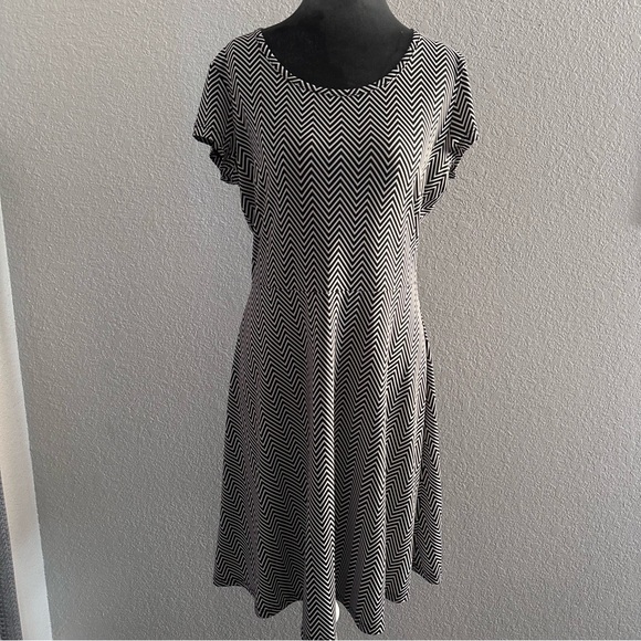 Michael Kors Dresses & Skirts - Michael Michael Kors Black White Chevron Fit & Flare Midi Dress Size Medium